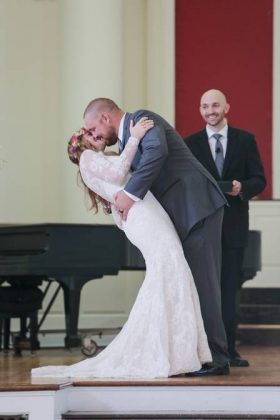 Quando a Burger King soube da história, decidiu patrocinar toda a festa. Assim, o casamento aconteceu em Illinois, nos Estados Unidos, e chamou a atenção da mídia (Foto: Burger King)