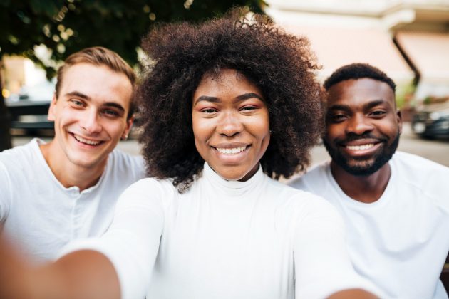 A tradição de usar branco no Réveillon vem das religiões africanas, como o Candomblé e a Umbanda (Foto: Freepik)