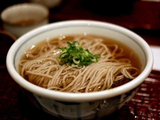 No Japão, as famílias saboreiam o toshikoshi soba no ōmisoka, um prato de macarrão que simboliza longevidade e a superação das dificuldades passadas (Foto: Pexels)