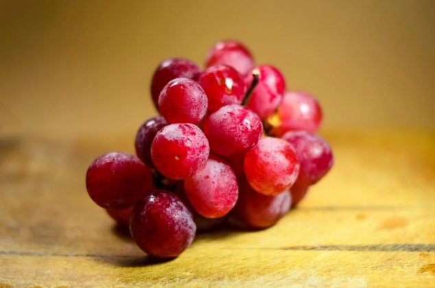 Na Espanha, as pessoas comem doze uvas à meia-noite, uma para cada badalada do relógio, na esperança de que cada uma traga sorte para os meses seguintes (Foto: Pexels)