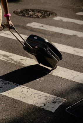 Na Colômbia, a tradição é diferente: rolar uma mala vazia pelo bairro simboliza o desejo de viajar (Foto: Pexels)