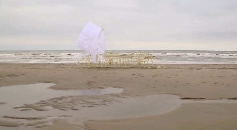 Antes, as esculturas precisavam ser puxadas, mas hoje são mais leves e autônomas, armazenando vento (Foto: Strandbeest Webshop/YouTube)