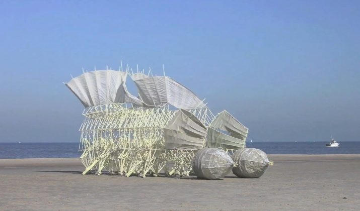 Theo Jansen cria esculturas móveis movidas pelo vento, transformando materiais em seres mecânicos (Foto: Strandbeest Webshop/YouTube)