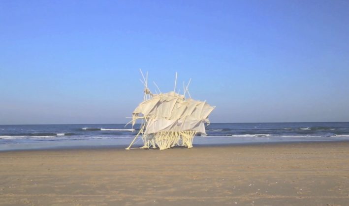 Artista cria esculturas incríveis que se movem com a força do vento (Foto: Strandbeest Webshop/YouTube)