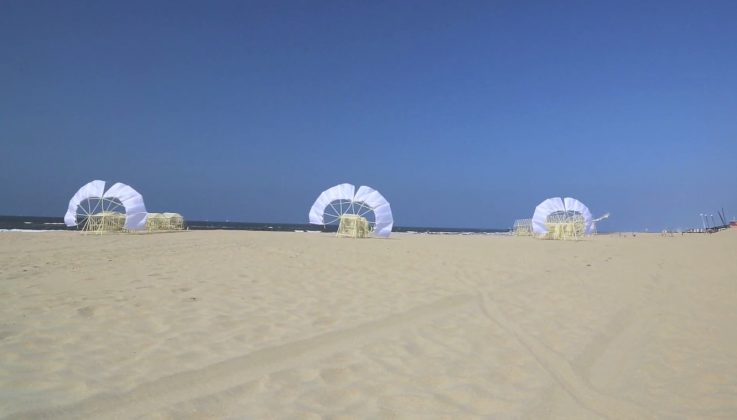 Jansen utiliza velas gigantes para controlar suas esculturas e usa tubos de plástico para construí-las (Foto: Strandbeest Webshop/YouTube)