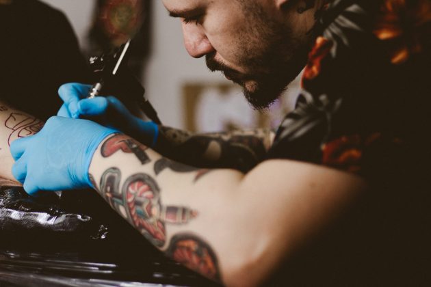 Com uma vantagem crucial: enquanto os sensores tradicionais perdem eficiência após algumas horas, as tatuagens mantiveram estabilidade por até 24 horas (Foto: Unsplash)