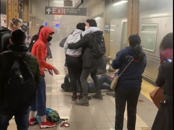 Um caso de violência extrema abalou Nova York na madrugada do último domingo, quando uma mulher morreu após ser incendiada em um vagão de metrô parado na estação Coney Island-Stillwell Avenue, no Brooklyn (Foto: X)