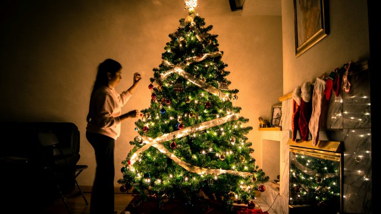 O período natalino é marcado pela presença de luzes, guirlandas, presépios e, claro, pela icônica árvore de Natal, elemento central da decoração em muitas casas (Foto: Unsplash)