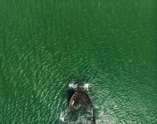 Entre os episódios mais conhecidos, estão o sumiço do USS Cyclops, em 1918, que deixou 309 pessoas sem vestígios, e o caso do “Voo 19”, em 1945, quando cinco aviões da Marinha dos Estados Unidos desapareceram durante um treinamento de rotina (Foto: Unsplash)