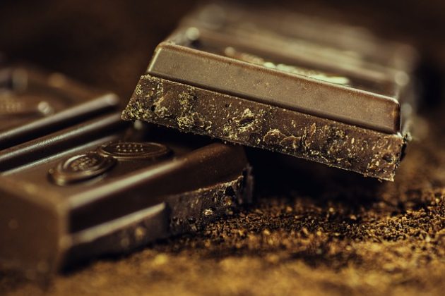 Chocolate ao leite não oferece os mesmos benefícios do chocolate amargo. (Imagem: pixabay)