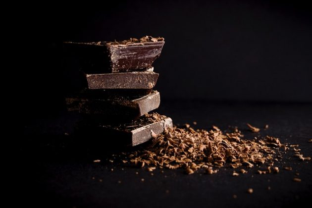 Consumir cinco porções de chocolate amargo por semana pode reduzir o risco de diabetes tipo 2. (Imagem: pixabay)