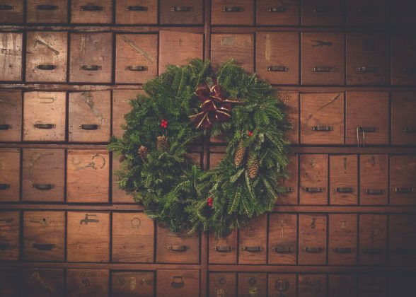 Por mais popular que o Natal seja hoje, houve um período em que a data foi proibida na Inglaterra. (Foto: Unsplash)