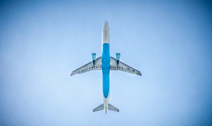 O avião foi forçado a aterrissar em Guadalajara depois que o homem tentou invadir a cabine dos pilotos e agrediu uma comissária de bordo (Foto: Unsplash)