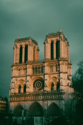 Cinco anos após o incêndio, a icônica catedral reabre em meio a debates sobre as doações que possibilitaram sua reconstrução (Foto: Unsplash)