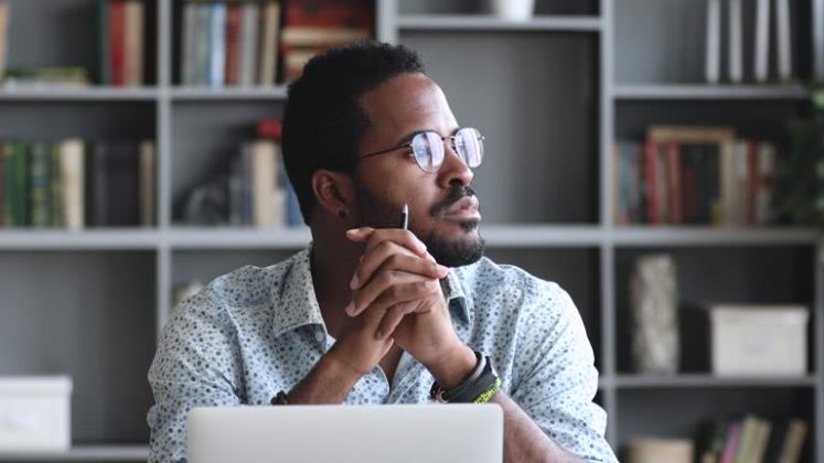 Um estudo eito pelo Instituto de Tecnologia da Califórnia (Caltech) mostrou que o pensamento do ser humano é, em torno de 5 milhões de vezes mais lento do que uma conexão Wi-Fi. (Foto: iStock)