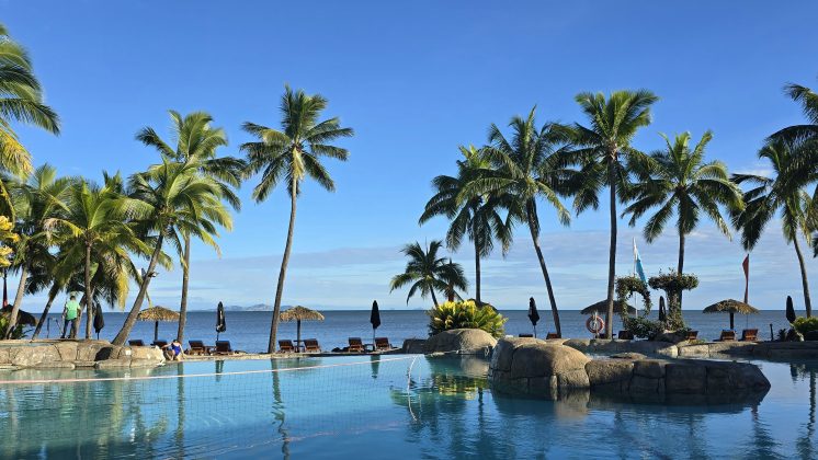 O Warwick Fiji, resort onde o incidente aconteceu, reforçou o compromisso com a segurança dos hóspedes e afirmou estar colaborando com as investigações (Foto: Unsplash)