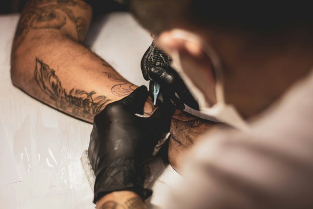 Os testes iniciais, realizados em cinco voluntários, demonstraram que o desempenho das "e-tattoos" foi equivalente ao dos eletrodos convencionais (Foto: Unsplash)