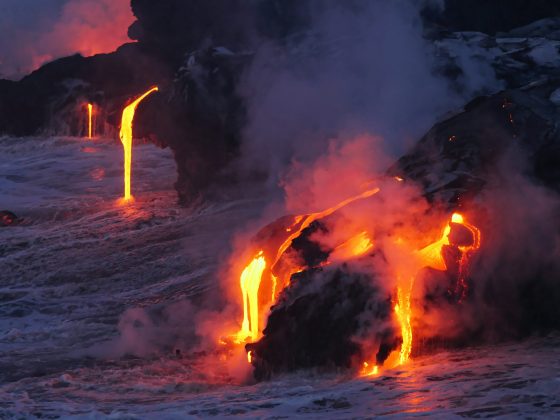 Oceanos mais quentes alteram o equilíbrio térmico global, enquanto mudanças nas condições climáticas, como o derretimento de geleiras, podem aumentar a atividade vulcânica ao reduzir a pressão sobre câmaras magmáticas (Foto: Unsplash)