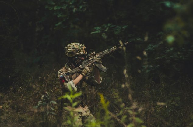 Relatos publicados pela RTVI (Televisão Russa Internacional) apontam que o brasileiro teria exibido, em uma transmissão no TikTok, um capacete e a orelha de um dos soldados como "troféus" (Foto: Unsplash)