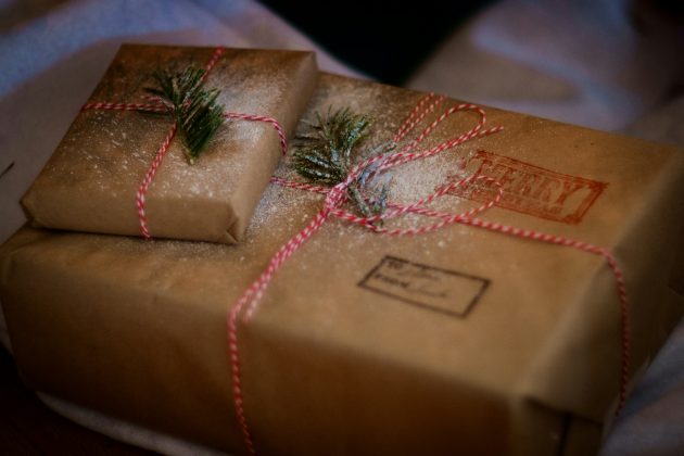 Sem o peso religioso, o Natal foi celebrado em segredo com foco em comida, bebida e diversão, o que reforçou sua associação com tradições não cristãs (Foto: Unsplash)