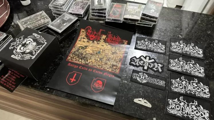 Entre os objetos recolhidos estavam discos do gênero NSBM (National Socialist Black Metal), bandeiras, roupas e acessórios com símbolos nazistas (Foto: X)