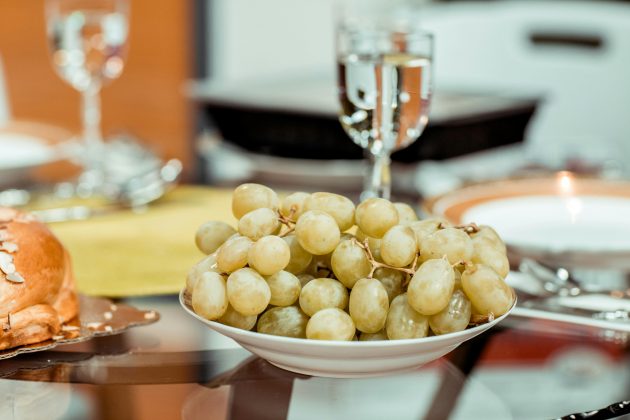 Entre as mais consumidas, destaca-se a uva. Suas pequenas bagas representam dinheiro e prosperidade. Muitos acreditam que comer 12 uvas à meia-noite traz sorte para cada mês do novo ano (Foto: Pexels)