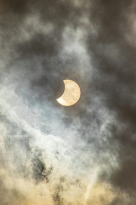 6. Eclipses solares parciais Em 29 de março, um eclipse parcial será visível na América do Norte, Norte da África e parte do Brasil. Outro acontece dia 21 de setembro, no sul da Austrália (Foto: Pexels)