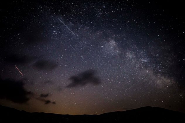 1. Pico da chuva de meteoros Quadrântidas Entre 2 e 3 de janeiro, admire até 200 meteoros por hora no Hemisfério Norte. No Sul, o show é mais sutil, mas os rastros longos e luminosos ainda encantam (Foto: Pexels)