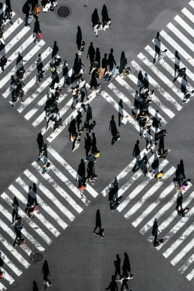 Além da redução na jornada de trabalho, outra política permitirá que pais de crianças nos primeiros anos do ensino fundamental ajustem seus horários de trabalho, recebendo uma compensação parcial em seus salários (Foto: Unsplash)