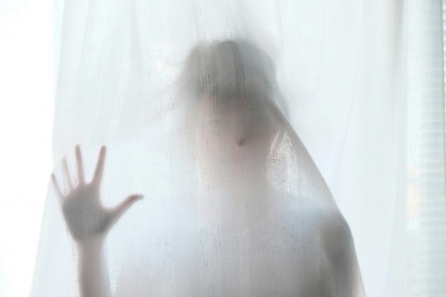 Relatos de encontros com fantasmas, abduções alienígenas e fenômenos paranormais têm intrigado a humanidade por séculos (Foto: Unsplash)