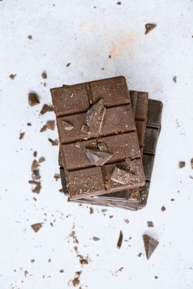 Por outro lado, o consumo de chocolate ao leite, mais rico em açúcar, foi associado a um maior ganho de peso ao longo do tempo, o que pode aumentar o risco de doenças metabólicas, como o diabetes (Foto: Unsplash)