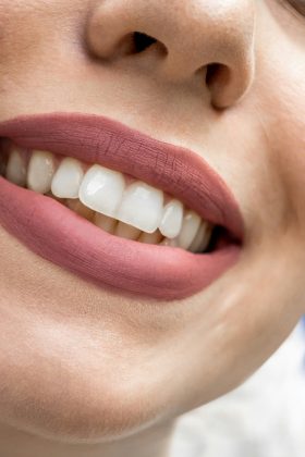 O medicamento experimental visa desbloquear esse potencial natural, oferecendo uma alternativa aos tratamentos invasivos e caros usados para substituir dentes perdidos (Foto: Unsplash)