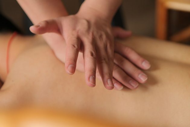 Chayada Prao-hom, uma cantora de 20 anos, faleceu após realizar três sessões de massagem para tratar dores no ombro (Foto: Pixabay)