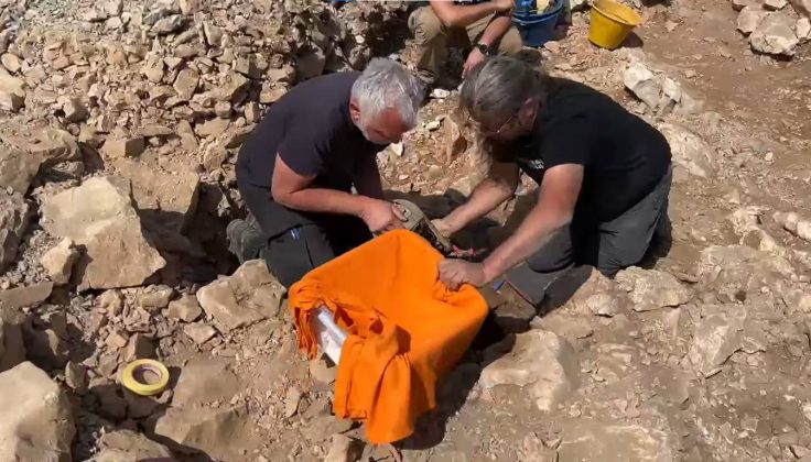 Uma pesquisa arqueólogica foi capaz de descobrir um capacete de metal avaliado em de 2,5 mil anos atrás localizado dentro de um túmulo na Croácia, e levantou uma série de teorias. (Foto: YouTube)