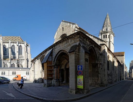 Durante o processo de restauração, arqueólogos descobriram uma escadaria esquecida sob o piso da Igreja de São Filiberto, em Dijon, na França (Foto: Wikimedia Commons)