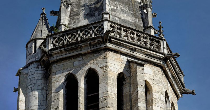 A igreja, construída no século 12, sofreu graves danos devido a uma laje de concreto instalada na década de 1970. Por causa dessa laje, o calor gerado aquecia o sal impregnado no solo, acumulado ao longo dos séculos em que o edifício serviu como depósito de sal. Consequentemente, o sal subia pelas paredes e provocava rachaduras nos pilares, o que tornou indispensável a restauração (Foto: François de Dijon, CC BY-SA 3.0 , via Wikimedia Commons)