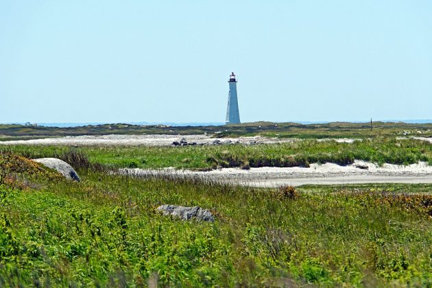 Sable Island se caracteriza por suas dunas em constante movimento e bancos de areia traiçoeiros. Está localizada 175 km da Nova Escócia, e o acesso é difícil. Não há cais nem pista de pouso (Foto: Dennis G. Jarvis, via Wikimedia Commons)