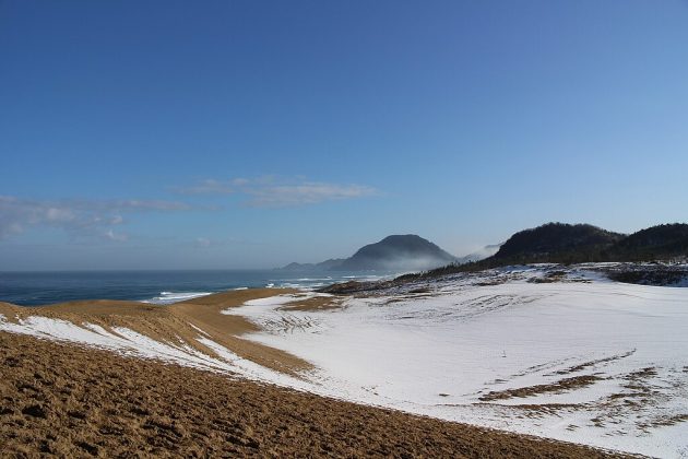 Essa visão fascinante pode ser encontrada no San’in Kaigan Geopark, uma área protegida que se estende desde o Cabo Kyogamisaki, em Kyoto, até Hakuto Kaigan, em Tottori (Foto: Suicasmo, CC BY-SA 4.0, via Wikimedia Commons)