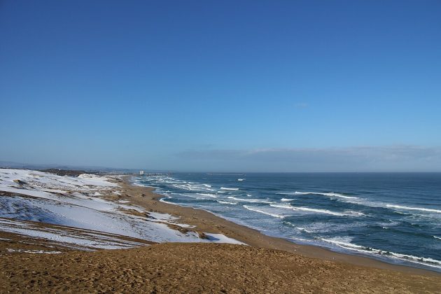 Na costa oeste do Japão, um cenário raro chama a atenção de visitantes e internautas: neve, areia e mar convivem em perfeita harmonia (Foto: Suicasmo, CC BY-SA 4.0, via Wikimedia Commons)