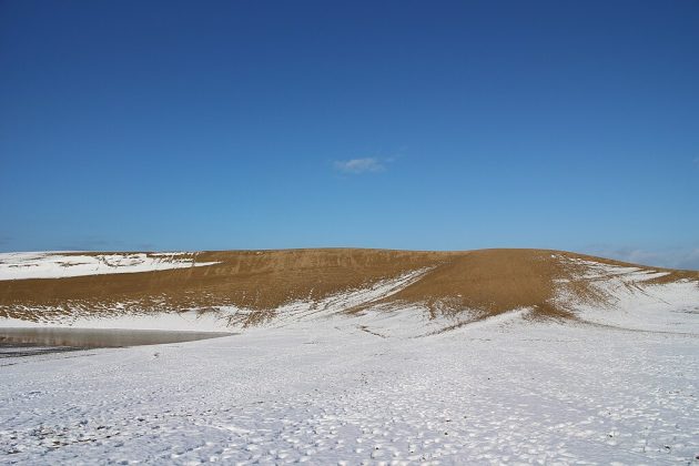 Ele abriga formações geológicas ligadas à criação do Mar do Japão, incluindo costas do tipo ria, dunas, bancos de areia, vulcões extintos e vales (Foto: Suicasmo, CC BY-SA 4.0, via Wikimedia Commons)