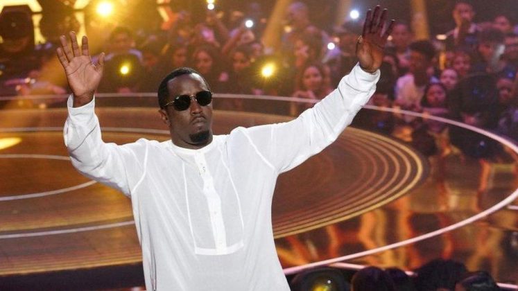 Sean "Diddy" Combs, famoso magnata da música e empresário, encontra-se atualmente preso nos Estados Unidos, aguardando julgamento por acusações sérias de tráfico sexual, extorsão e outros crimes (Foto: X)