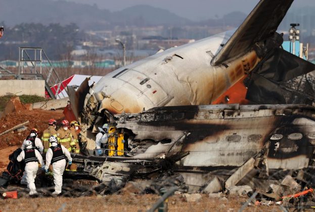 Investigadores norte-americanos localizaram nesta quinta-feira (30) as caixas-pretas do avião envolvido na colisão com um helicóptero militar em Washington D.C (Foto: X)