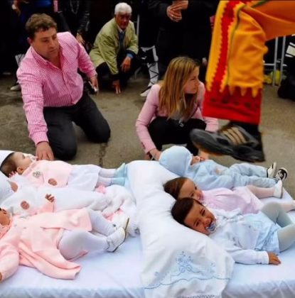 O Baby Jumping Festival acontece anualmente em Castrillo de Murcia, no norte da Espanha. (Imagem: reprodução Instagram)