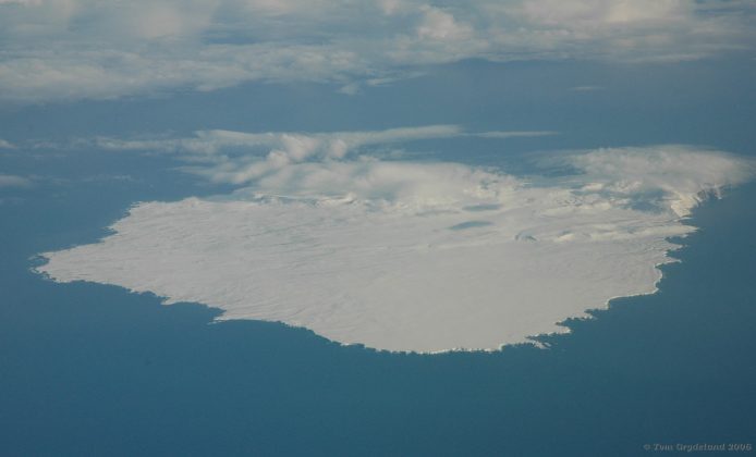 A clorofila presente nas algas dá ao mar uma coloração esverdeada, criando padrões que parecem pinturas naturais moldadas pelas correntes marítimas (Foto; X)