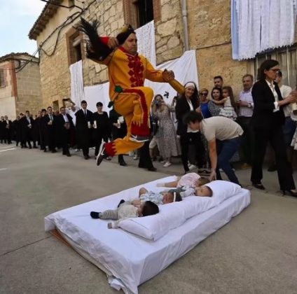 A tradição de 400 anos envolve homens vestidos como demônios, simbolizando espíritos malignos. (Imagem: reprodução Instagram)