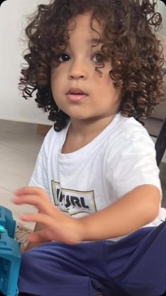 O acidente aconteceu no feriado de Finados, quando o menino, como de costume, pegou uma bota de borracha para brincar. Minutos depois, ele voltou chorando. A mãe, Michele Carvalho, ao tentar entender o motivo, bateu a bota e encontrou o escorpião (Foto: Reprodução/Instagram/@michelecarvalho_arquiteta)