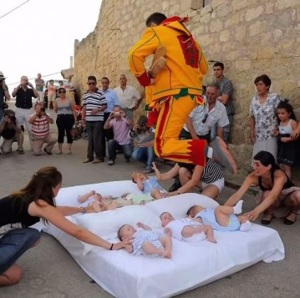 O ritual purifica os recém-nascidos do pecado original e garante sua saúde. (Imagem: reprodução Instagram)