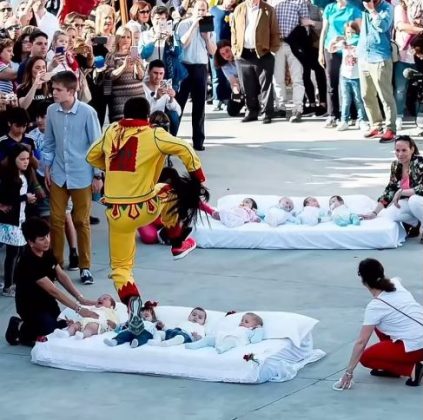 O festival mistura crenças religiosas e folclóricas, atraindo visitantes do mundo todo. (Imagem: reprodução Instagram)