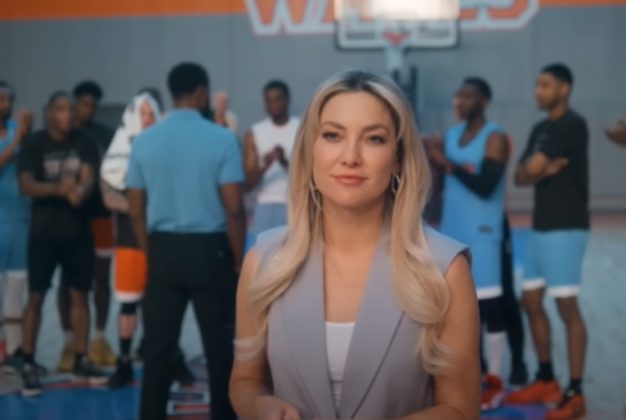 Já no dia 27, "A Dona da Bola" estreia sua primeira temporada. A série traz Kate Hudson no papel de Isla Gordon, que assume a presidência do Los Angeles Waves após um escândalo envolvendo seu irmão. Ela enfrentará resistência, mas precisa provar seu valor em um ambiente repleto de desafios e expectativas (Foto: Divulgação)