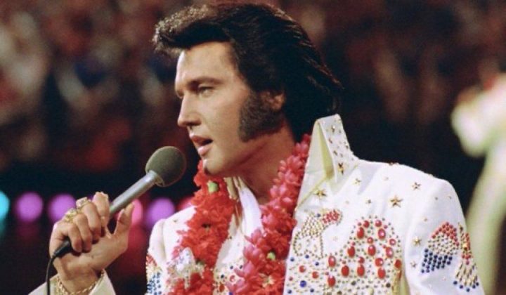 Lisa narrou o momento com profunda angústia, descrevendo o caos que tomou conta da mansão em Memphis, Tennessee, após o falecimento de Elvis, que foi encontrado sem vida no banheiro de sua residência aos 42 anos (Foto: X)